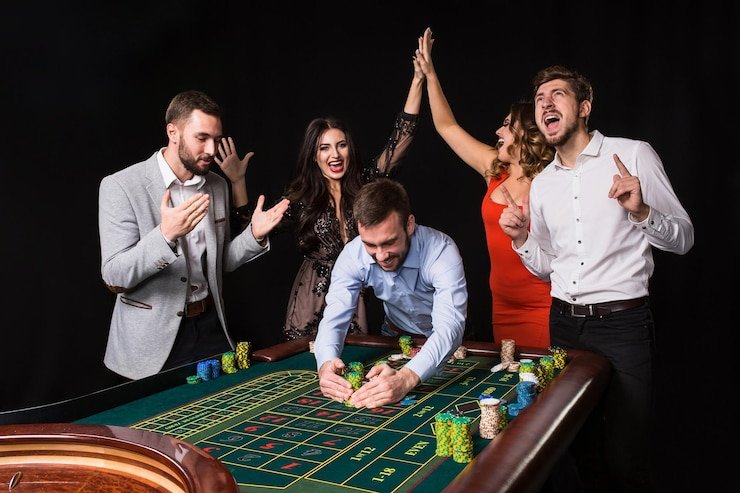 Pengguna menikmati hiburan sports dan casino di smartphone dalam suasana santai